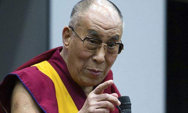 Der Dalai-Lama bei einem Vortrag.