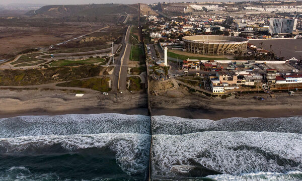 Luftansicht des Grenzzaunes zwischen den USA und Mexiko (Tijuana). Im Streit um die Mauer ist kein Kompromiss in Sicht.  