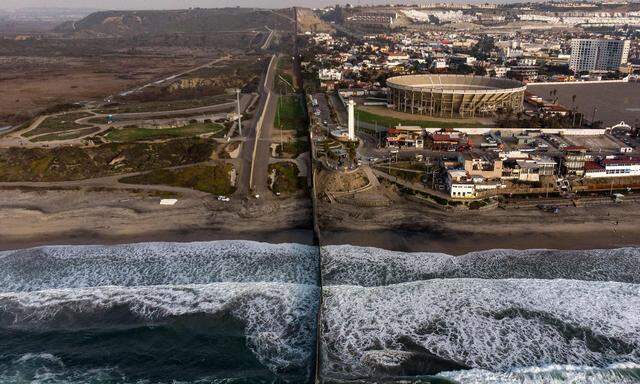 Luftansicht des Grenzzaunes zwischen den USA und Mexiko (Tijuana). Im Streit um die Mauer ist kein Kompromiss in Sicht.  