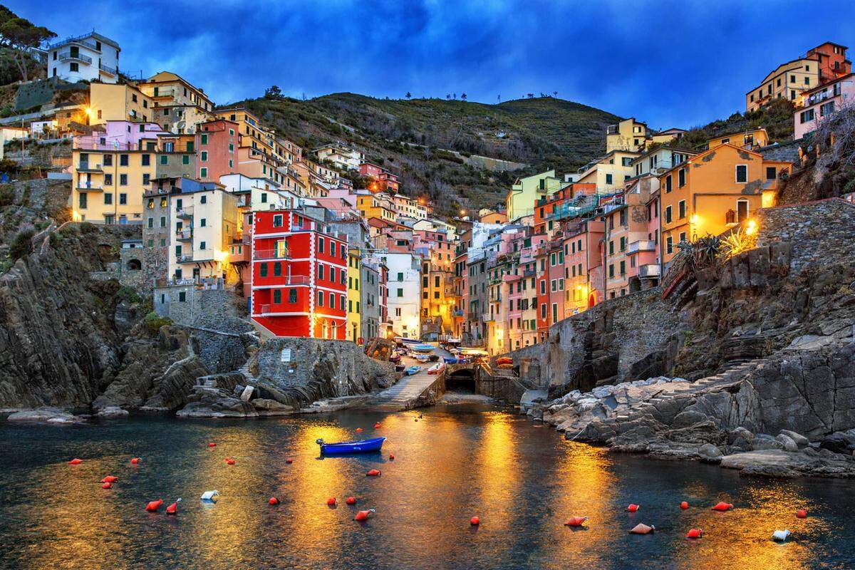 Cinque Terre steht für fünf Dörfer Monterosso, Vernazza, Corniglia, Manarola, Riomaggiore im äußersten Südosten der ligurischen Riviera. Auch dieser UNESCO geschützte Küstenstreifen ist bestückt mit leuchtenden Fassaden.