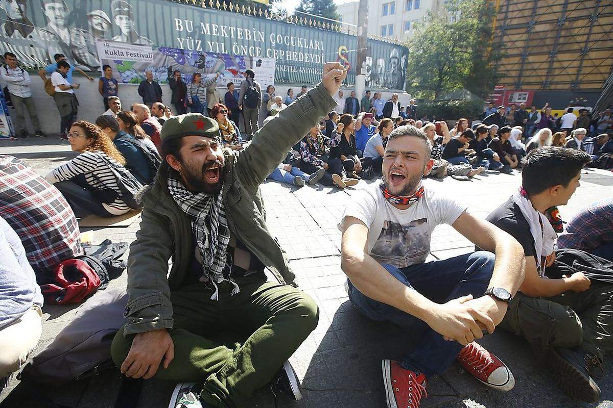 Hunderte Menschen versammelten sich an einem sonnigen Samstag am Hauptbahnhof der türkischen Hauptstadt Ankara zu einer friedlichen Kundgebung der Kurdenpartei HDP. Die Demonstranten forderten ein Ende des Konflikts zwischen türkischem Militär und Kurden im Südosten des Landes. 