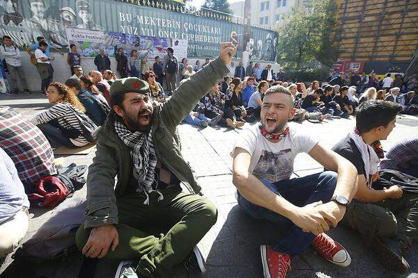 Hunderte Menschen versammelten sich an einem sonnigen Samstag am Hauptbahnhof der türkischen Hauptstadt Ankara zu einer friedlichen Kundgebung der Kurdenpartei HDP. Die Demonstranten forderten ein Ende des Konflikts zwischen türkischem Militär und Kurden im Südosten des Landes. 