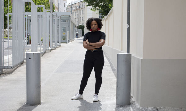 Aktivistin Imoan Kinshasa vor dem Zaun der US-Botschaft in der Wiener Boltzmanngasse. Am Freitagabend trafen sich dort Tausende Demonstranten.