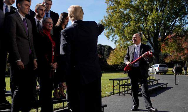 Ein Bild aus glücklicheren Tagen: Wirtschaftsberater Gary Cohn (r.) mit US-Präsident Donald Trump und dem Ohio State Men's Volleyball Team im November in Washington. 