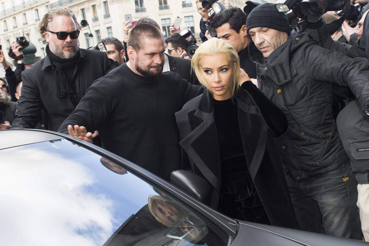 Bodyguards, Paparazzi und Schaulustige. Wo Kim Kardashian erscheint, herrscht Chaos. In Paris etwa bei der Show von Balmain. 