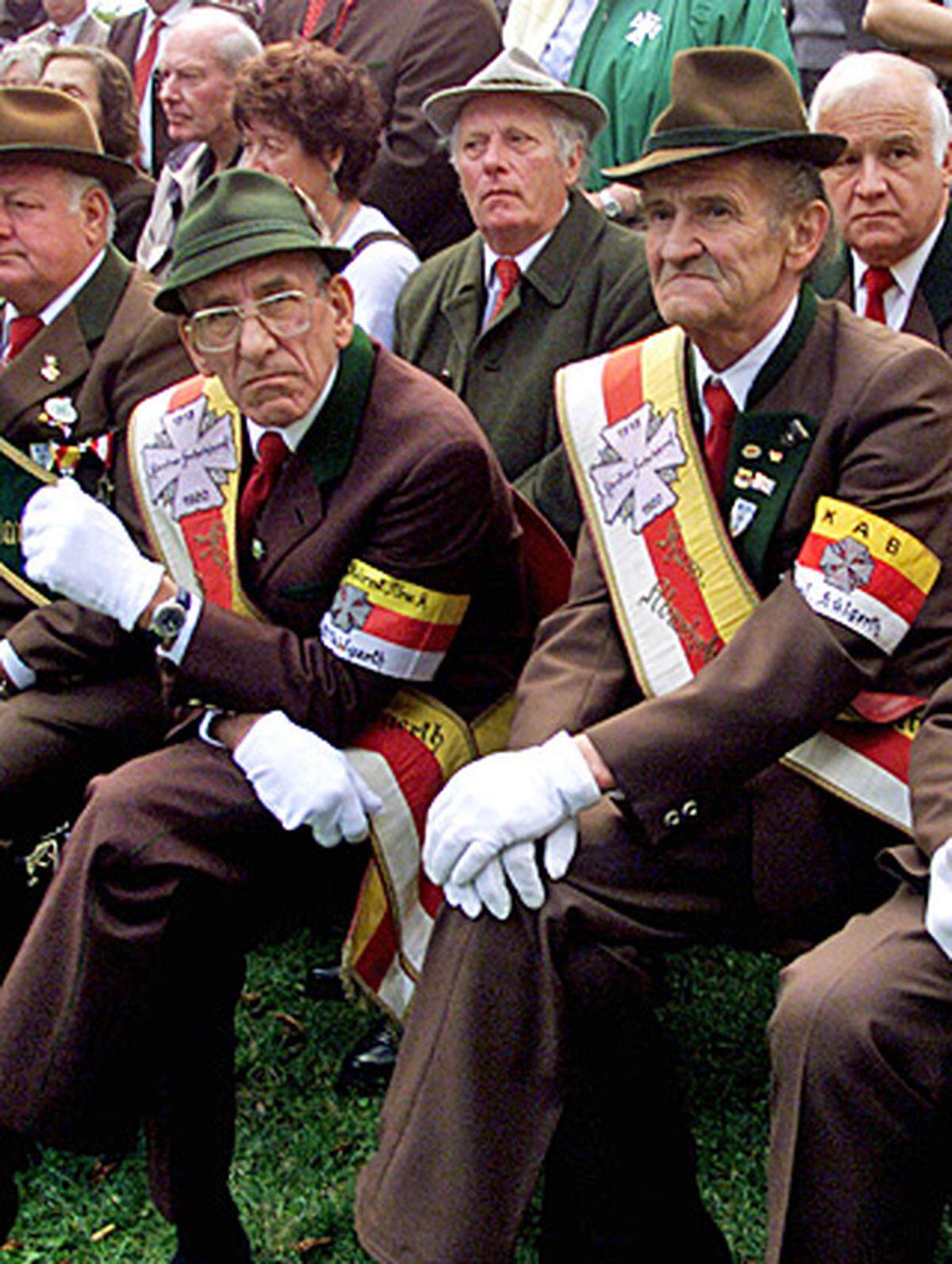 Deutsche und österreichische SS-Veteranen treffen sich in Eberschwang im Bezirk Ried. Es sollte das letzte gewesen sein, denn der Gemeindevorstand fasst 2008 einen Beschluss, mit dem weitere Versammlungen verhindert werden sollen.Symbolbild: Treffen am Ulrichsberg