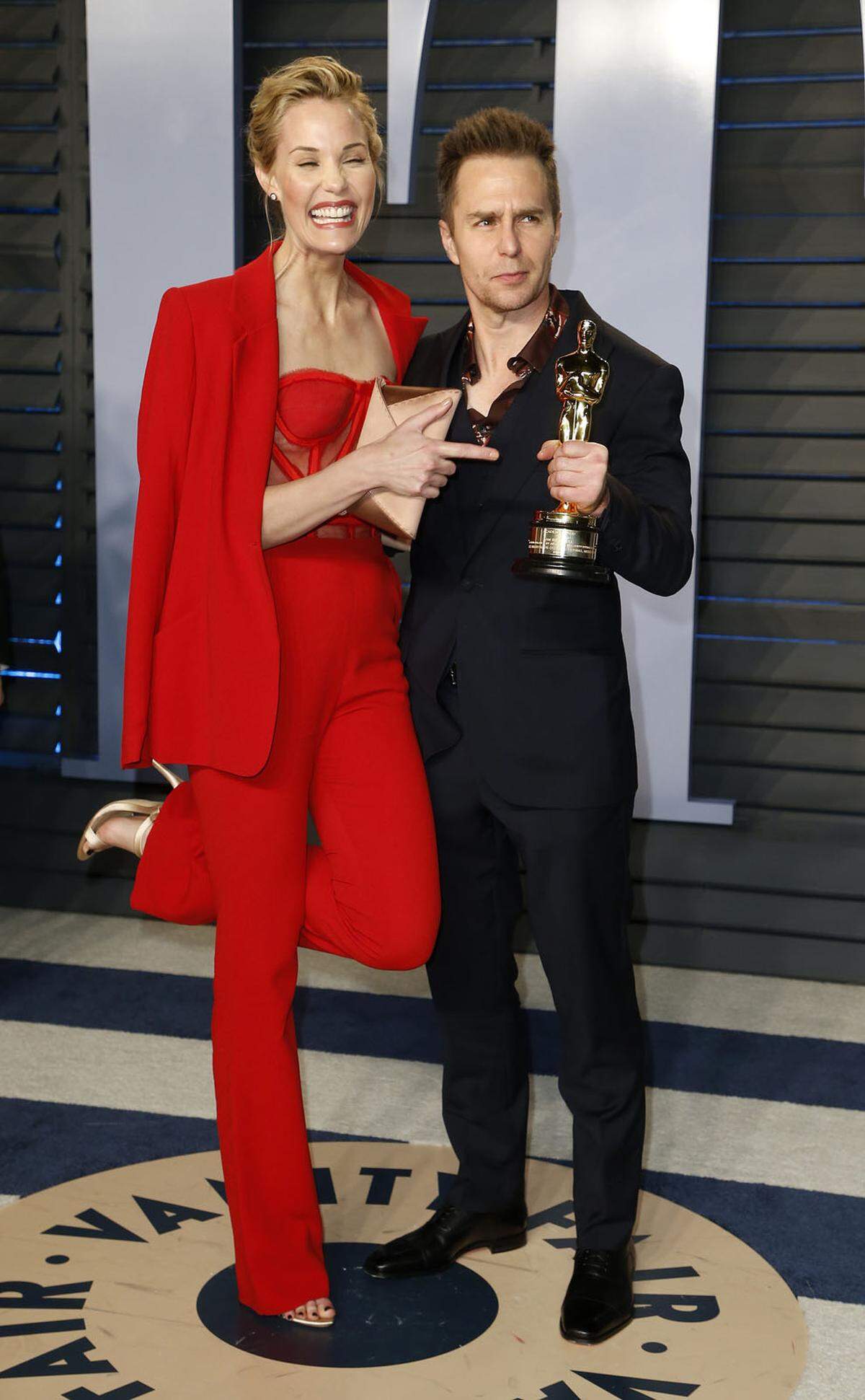 Oscar-Preisträger Sam Rockwell mit seiner euphorischen Partnerin, Leslie Bibb. Ihren sexy Anzug lieferte Pamella Roland.