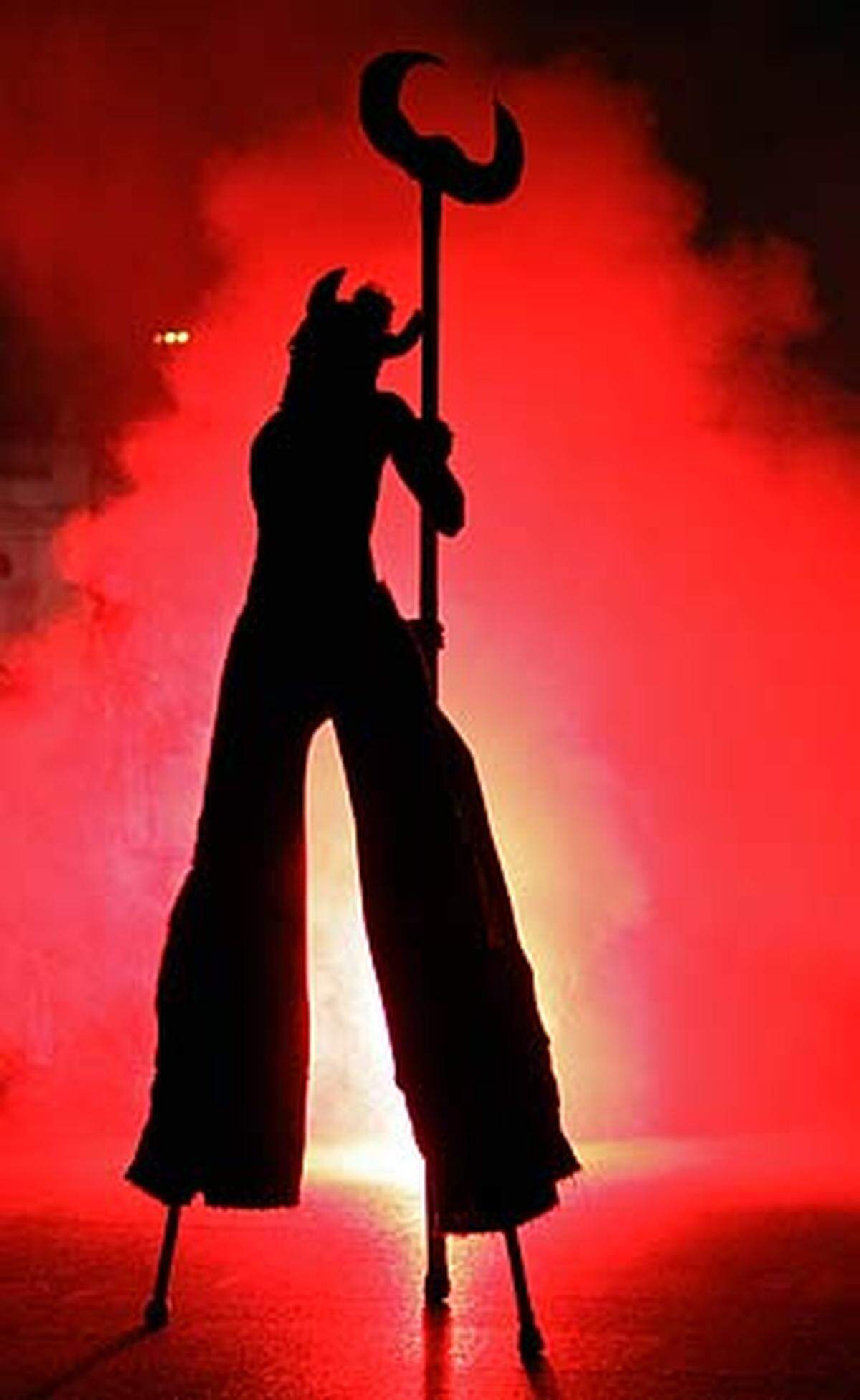 Der Teufel sei überall, heißt es im neuen Exorzismusritus des Katechismus der Katholischen Kirche (KKK). Im Bild: Ein Schausteller als Dämon.
