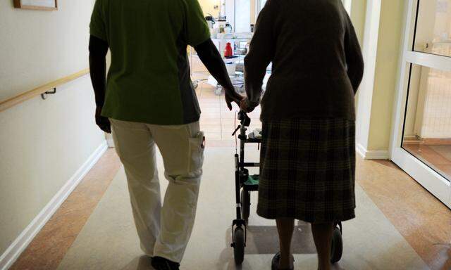 Mit der alternden Gesellschaft steigt auch der Bedarf an Pflegepersonal. 