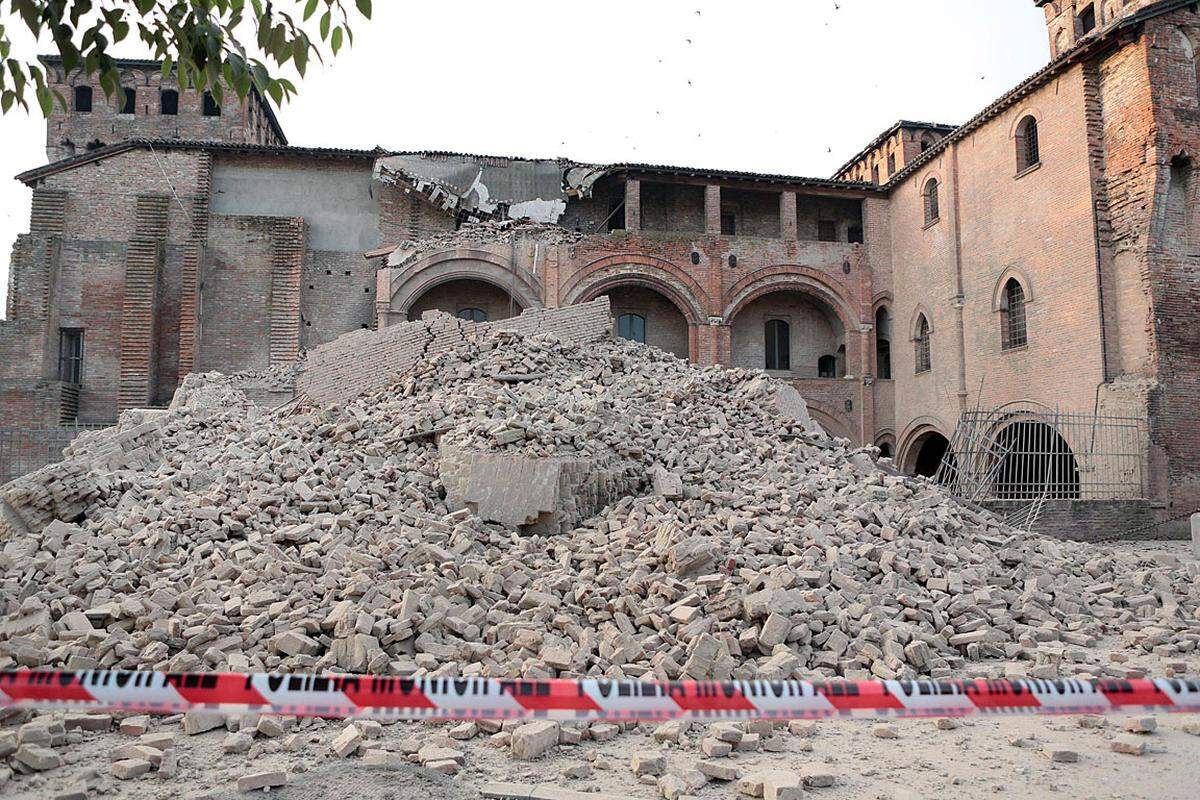 Zwei italienische Arbeitnehmer wurden in der Ortschaft Sant'Agostino unter den Trümmern einer Keramikfabrik entdeckt, berichteten italienische Medien am Sonntag.