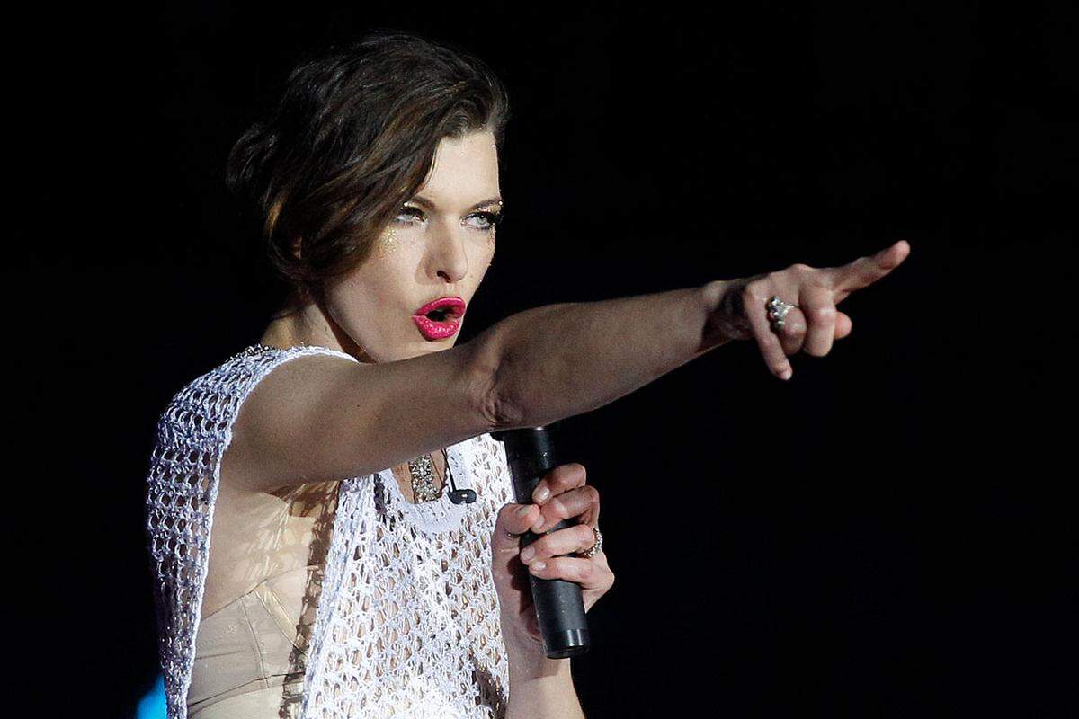 Als Musikerin hat sich aber auch schon Milla Jovovich versucht. Sie präsentierte ihre Single "Electric Sky" etwa im Zuge des 20. Life Ball.