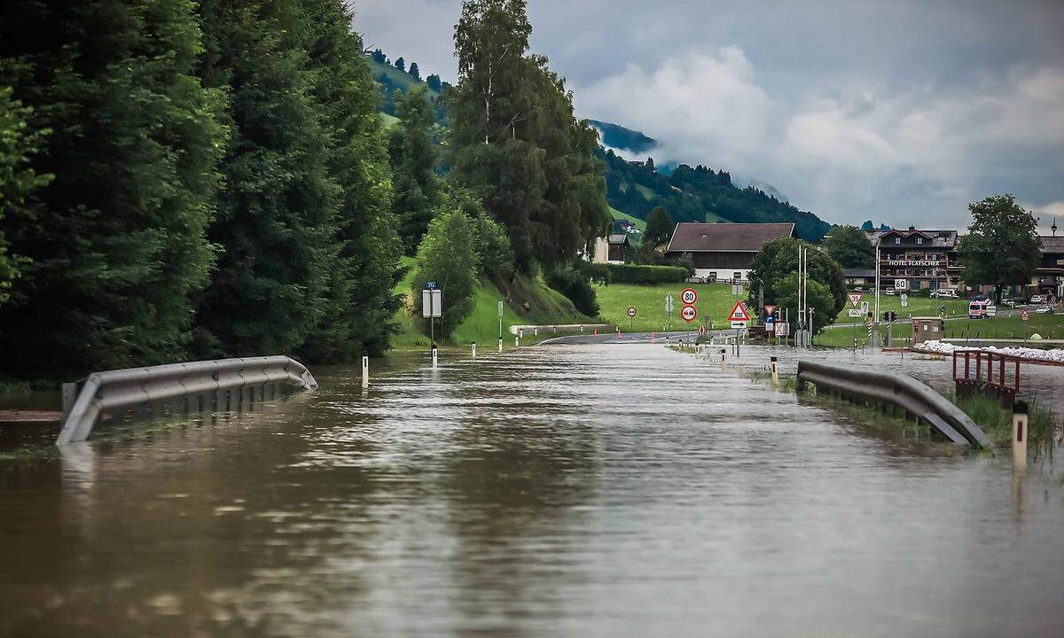 Starkregen hat in der Nacht auf Sonntag in Stuhlfelden im Raum Mittersill Überschwemmungen und Vermurungen verursacht.