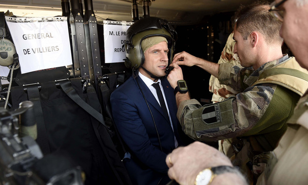 Emmanuel Macron bereitet sich auf einen Hubschrauberflug in Mali vor. Die Afrika-Politik liegt dem französischen Präsidenten traditionell am Herzen. 