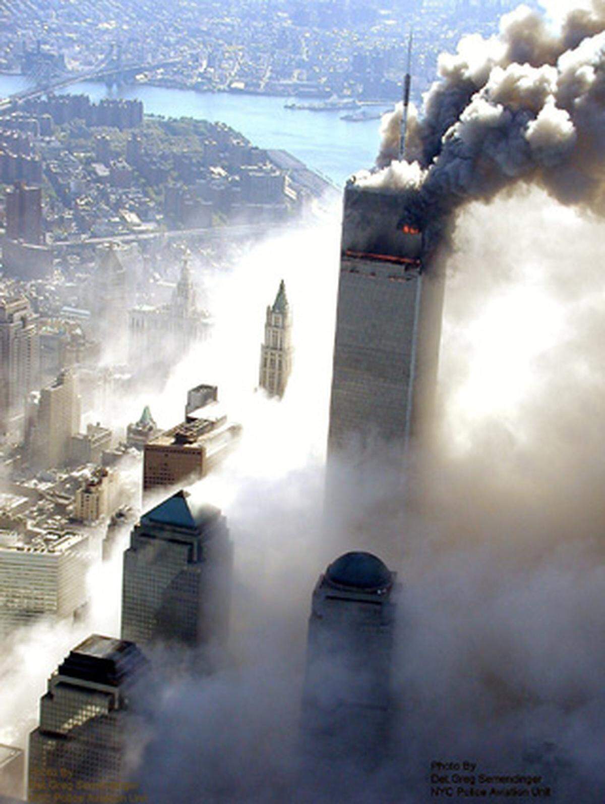 Aus einem am 11. September 2001 über dem Areal des World Trade Centers kreisenden Polizeihubschrauber hat der New Yorker Polizist Greg Semendinger den Einsturz der Twin Towers fotografiert.  Die Aufnahmen waren jahrelang unter Verschluss und wurden erst Anfang 2010 veröffentlicht.
