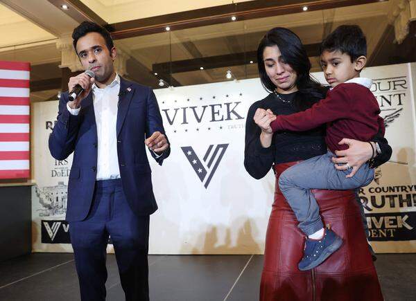Vivek Ramaswamy - mit seiner Frau Apoorva und Sohn, erklärt seinen Rückzug aus dem Rennen.
