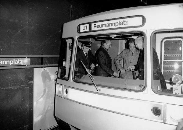 Kirchschläger besichtigte dann auch gemeinsam mit Wiens Bürgermeister Leopold Gratz und Verkehrsstadrat Franz Nekula (v. r.) die Fahrerkabine des ersten Silberpfeils.