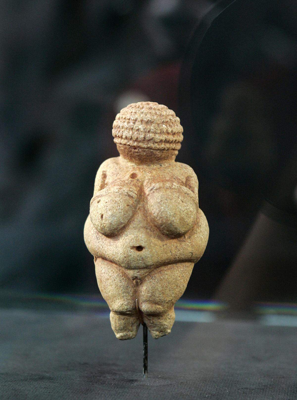 Die berühmte "Venus von Willendorf" gilt als Beleg dafür, dass ein runder Körper das Ideal der jüngeren Altsteinzeit war. Dieser ideale Körper schützte nicht nur vor Hunger und Kälte, sondern galt ob der großen Brüste und Hüften auch als sehr fruchtbar.