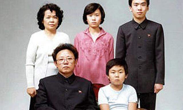 Eine glückliche Familie? Kim Jong-il mit seinem Sohn, Kim Jong-nam (hinten re.)