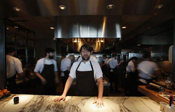 Das puristische Noma in Kopenhagen fiel nach dem Siegerjahr auf den dritten Platz zurück. Nordische Küche wird von Küchenchef René Redzepi serviert. Darunter etwa süße Garnelen in Bärlauch.noma.dk