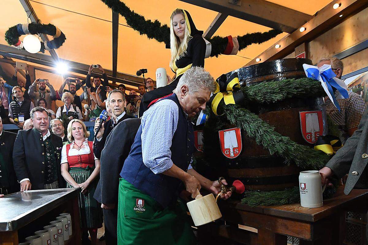 "O'zapft is"! Mit nur zwei Schlägen hat Münchens Bürgermeister Dieter Reiter am Samstag pünktlich um 12.00 Uhr das erste Fass Bier angezapft und das 183. Oktoberfest eröffnet. Es ist einer der jährlichen Höhepunkte des Fests.