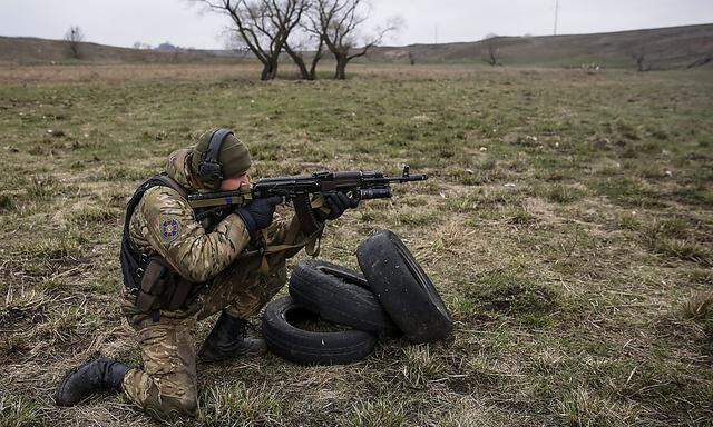 Ein ukrainischer Soldat bei Übungen in Mariupol.