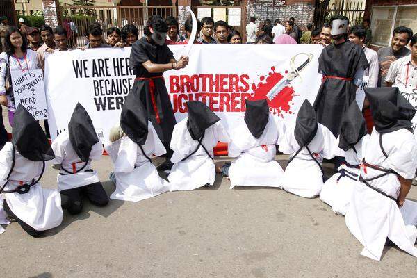 In Saudi Arabien werden Hinrichtungen bis heute durch Enthauptung vollstreckt. 2013 wurden zumindest 79 Menschen auf diese Weise getötet. Auch Gastarbeiter sind Opfer der Todesstrafe. Das Bild zeigt Demonstranten in Bangladesh, die gegen die Hinrichtung ihrer Landsleute in Saudi Arabien protestieren.