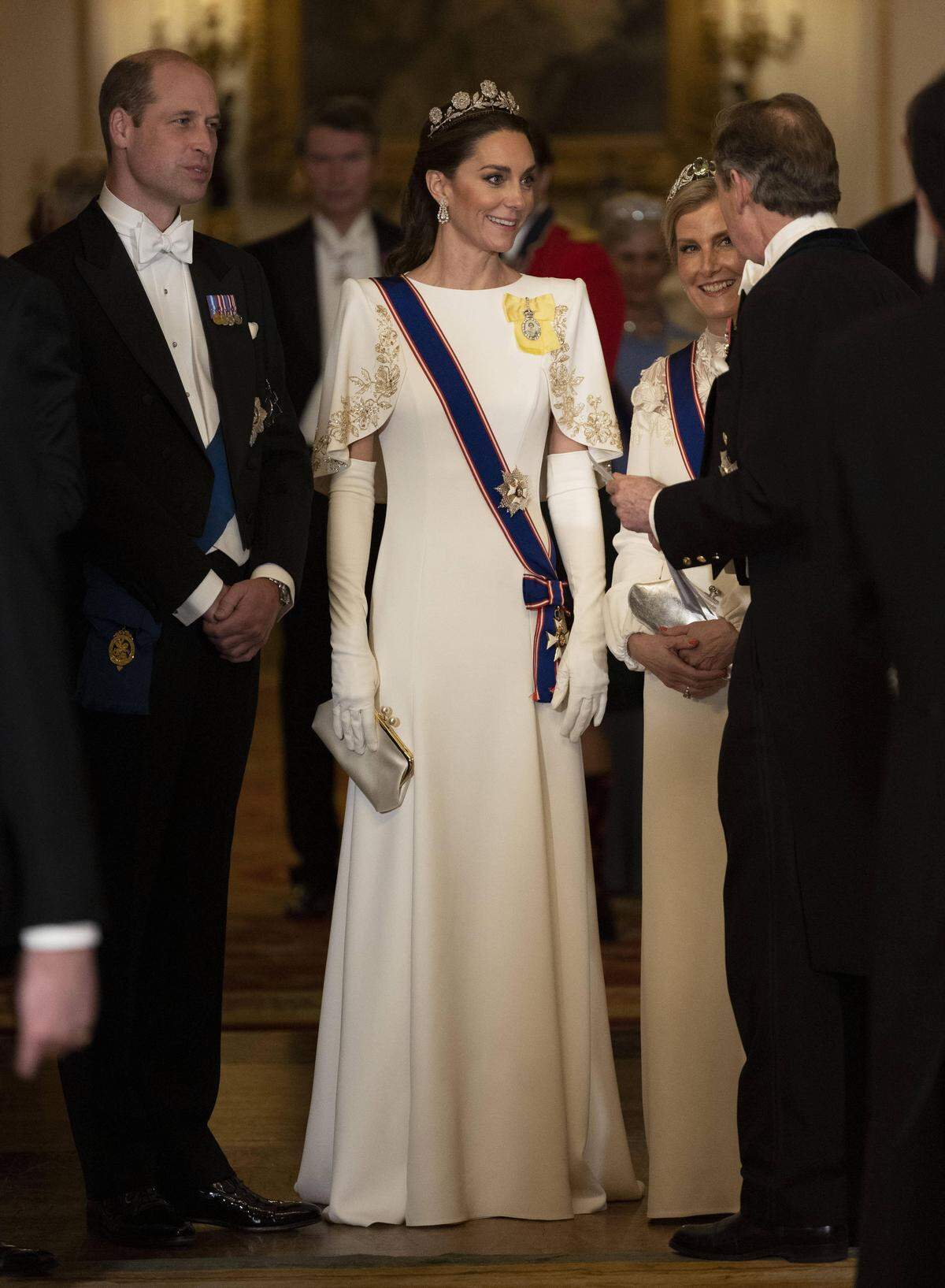 Prinzessin Catherine kam im verzierten Kleid von Jenny Packham. Die Ohrringe gehörten Königin Elizabeth. 