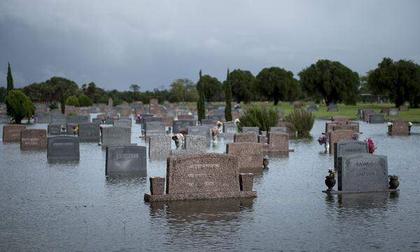 "Harvey" könnte den Voraussagen zufolge weiter in den US-Bundesstaat Louisiana ziehen. Der Chef des Nationalen Wetterdienstes, Louis Uccellini, sagte bei einer Pressekonferenz in Washington, die weitere Entwicklung des Sturms sei "schwer vorherzusagen". Die Überschwemmungen würden ihren Höhepunkt vermutlich am Dienstag oder Mittwoch erreichen.