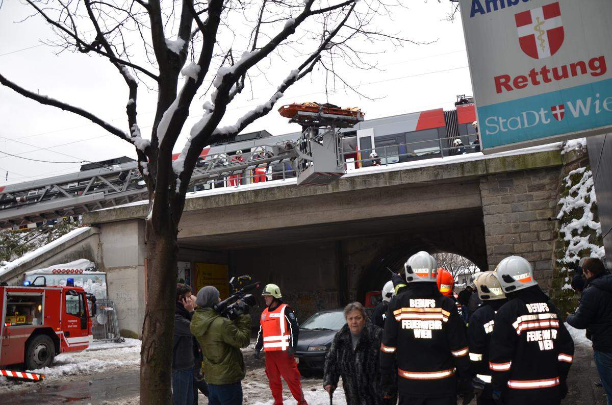 Von der Drehleiter wurden die liegend transportierten Unfallopfer entweder in der Berfusrettung Penzing erstversorgt oder mit einem Rettungswagen in ein Krankenhaus gebracht.