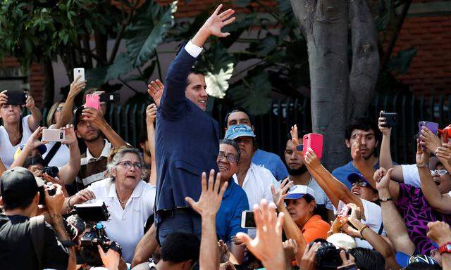 Juan Guaido inmitten seiner Anhänger.