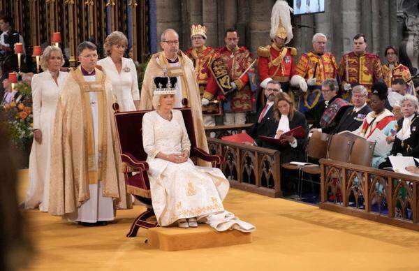 Dann war Camilla an der Reihe. Auch sie wurde in einer kürzeren Zeremonie gesalbt und gekrönt. Ehemann Charles nickte die Sache noch ab. 