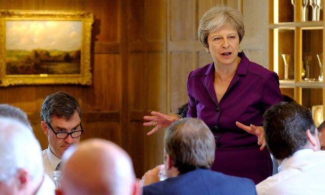 Theresa May stimmt ihr Kabinett auf einen weichen Brexit ein
