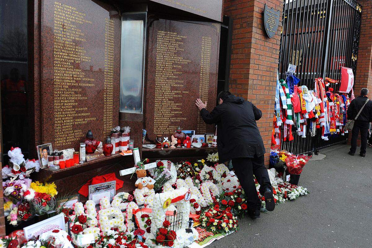 96 Liverpool-Fans wurden damals im völlig überfüllten Westsektor des Hillsborough-Stadions in Sheffield erdrückt oder zu Tode getrampelt.