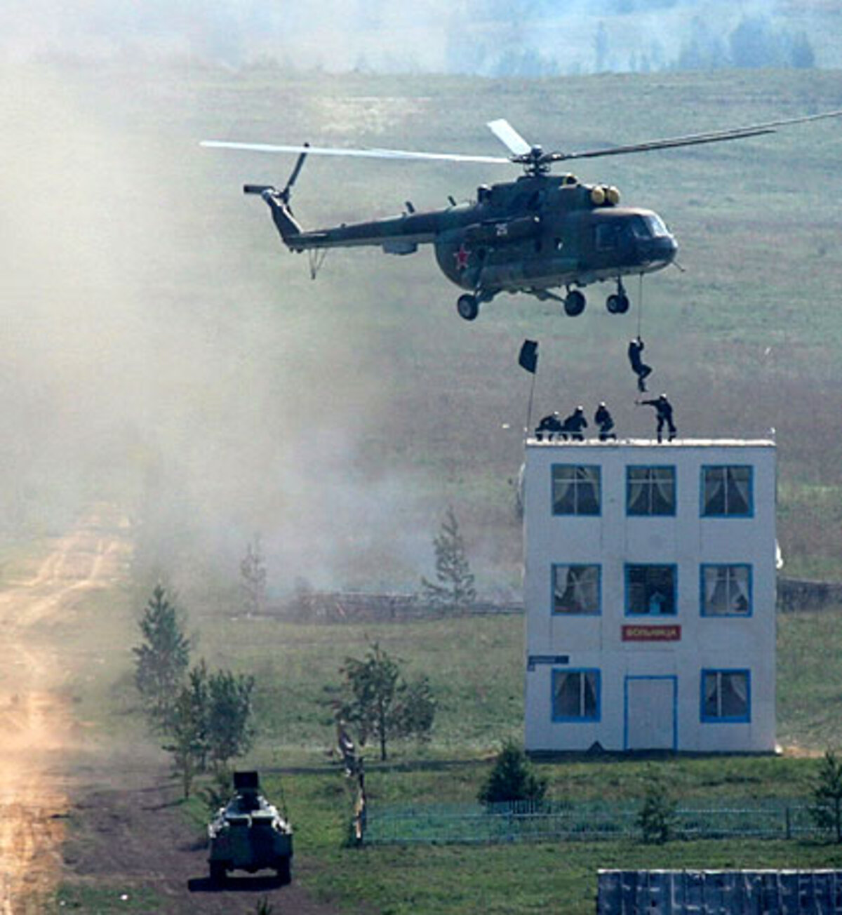 Der Klang eines einzigen Signalhorns eröffnete die Übung, bei der Soldaten ein Dorf mit Platzpatronen beschossen, in dem sich eintausend fiktive Terroristen verschanzt hatten.