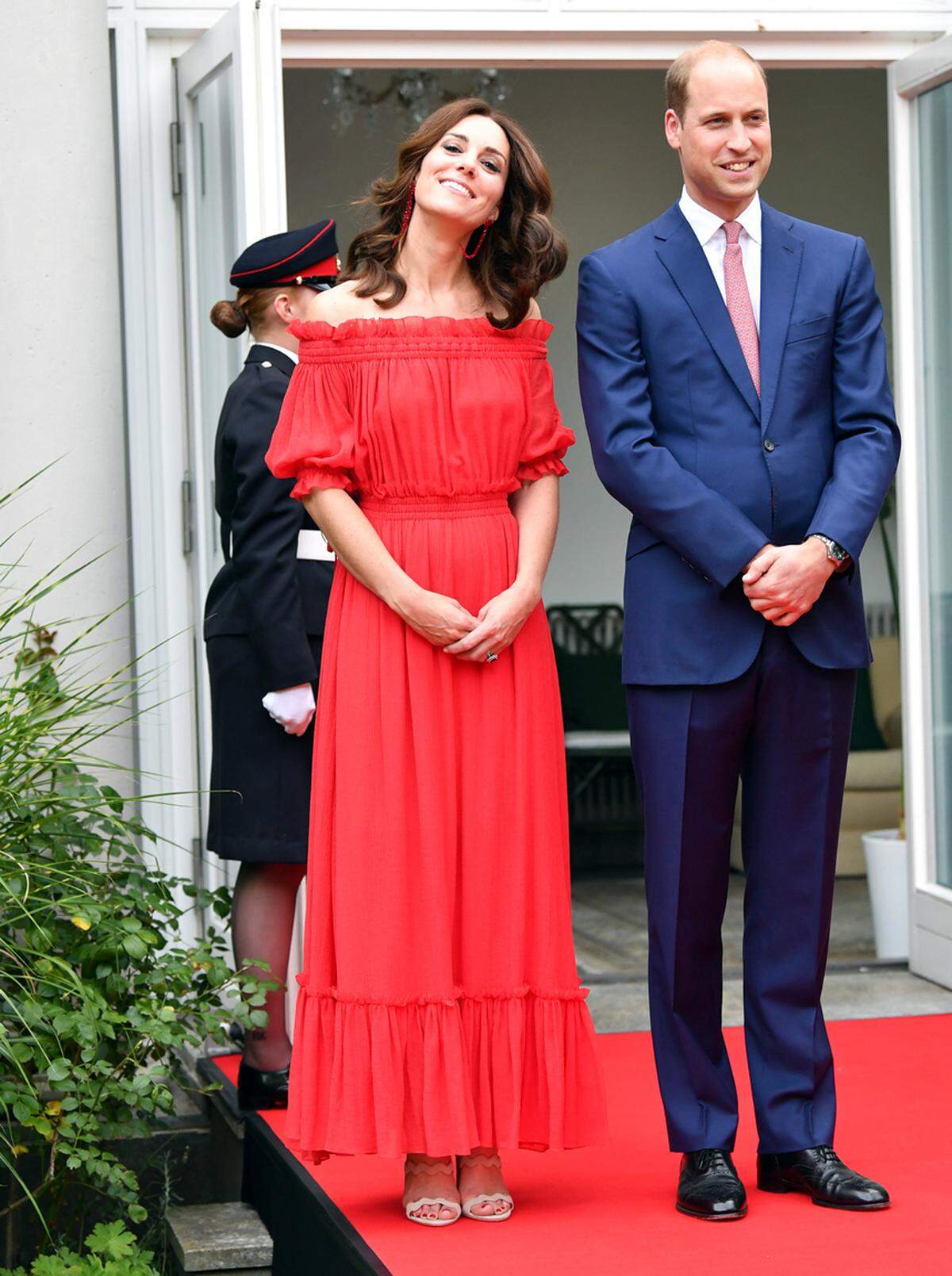 Abermals eine Geburtstagsparty für Queen Elizabeth II richtete die Botschaft in Berlin aus. Herzogin Kate erschien dabei ungewöhnlich jugendlich in einem roten schulterfreien Kleid von Alexander McQueen.
