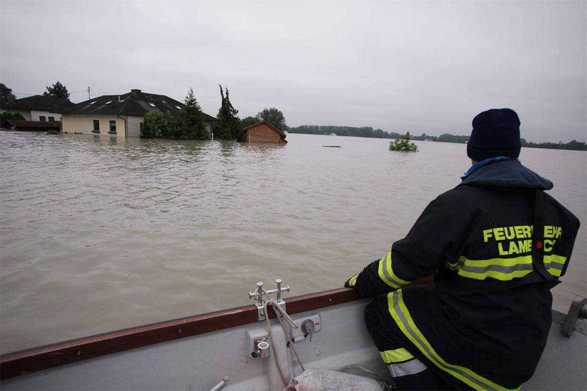 In Walding im Bezirk Urfahr-Umgebung retteten sich Menschen vor den Fluten auf Hausdächer. Im nahegelegenen Feldkirchen mussten zahlreiche Gebäude evakuiert werden. Laut Auskunft der Feuerwehr waren rund 200 Personen betroffen.