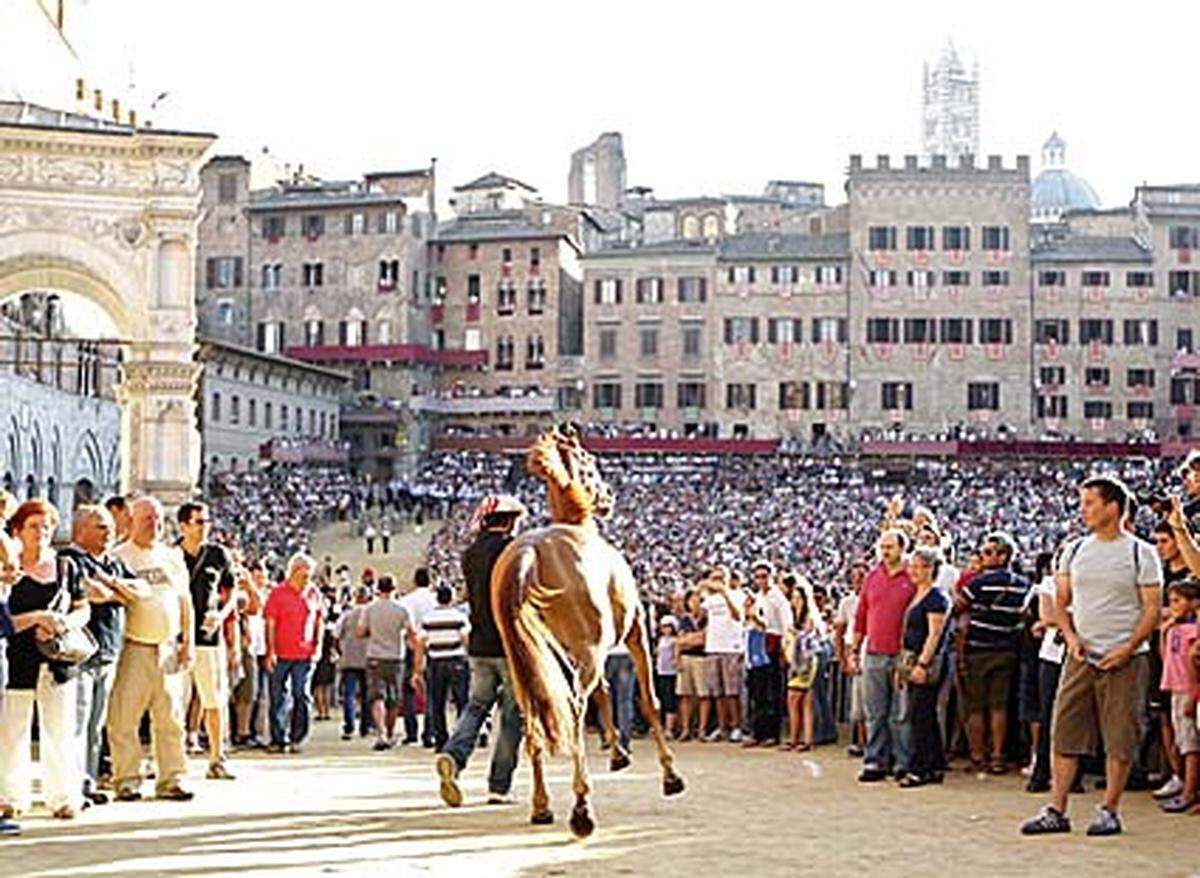 Seit dem Mittelalter messen sich zweimal jährlich (am 2. Juli und am 16. August) die Stadtteile bei dem Pferderennen, das nur etwa 90 Sekunden dauert. Dabei muss der Platz dreimal umrundet werden.