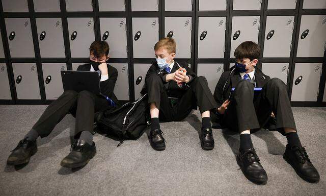 Auch an Mittelschulen wird in England wieder Maske getragen angesichts der Omikron-Welle.