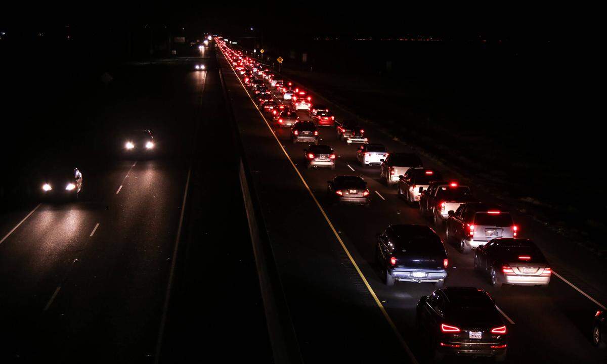 Wegen der Evakuierungen kam es zu massiven Verkehrsstaus aus den Ausfahrtrouten der betroffenen Städte wie hier in Yuba City am kalifornischen Highway 9.