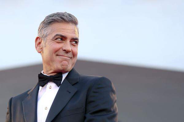 George Clooney hat sich mit der Rechtsanwältin Amal Alamuddin verlobt - und das nach nur sieben Monaten Beziehung, so berichtet es jedenfalls "E". Das Paar verbindet ihre Arbeit fur die Vereinten Nationen. Der 52-Jährige war von 1989 bis 1993 mit Talia Blasam verheiratet. Anschließend soll er geschworen haben, nie wieder vor den Altar zu treten.