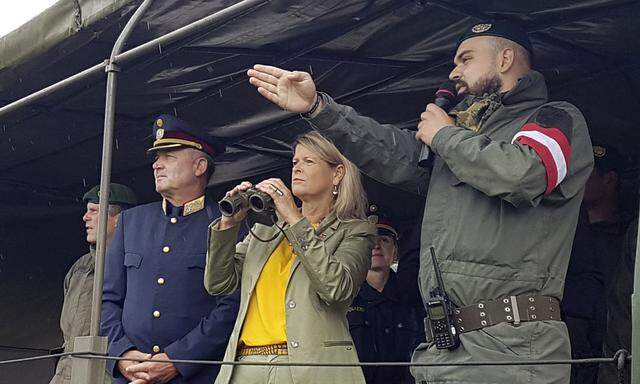 Klaudia Tanner beim Einsatz: Die türkise Ministerin hat arge Probleme mit ihrer Heeresreform.