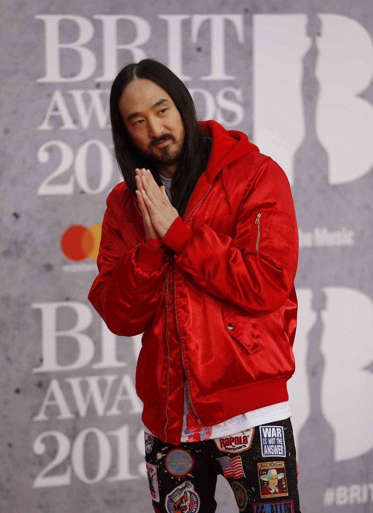 Steve Aoki entsprach dem roten Teppich.