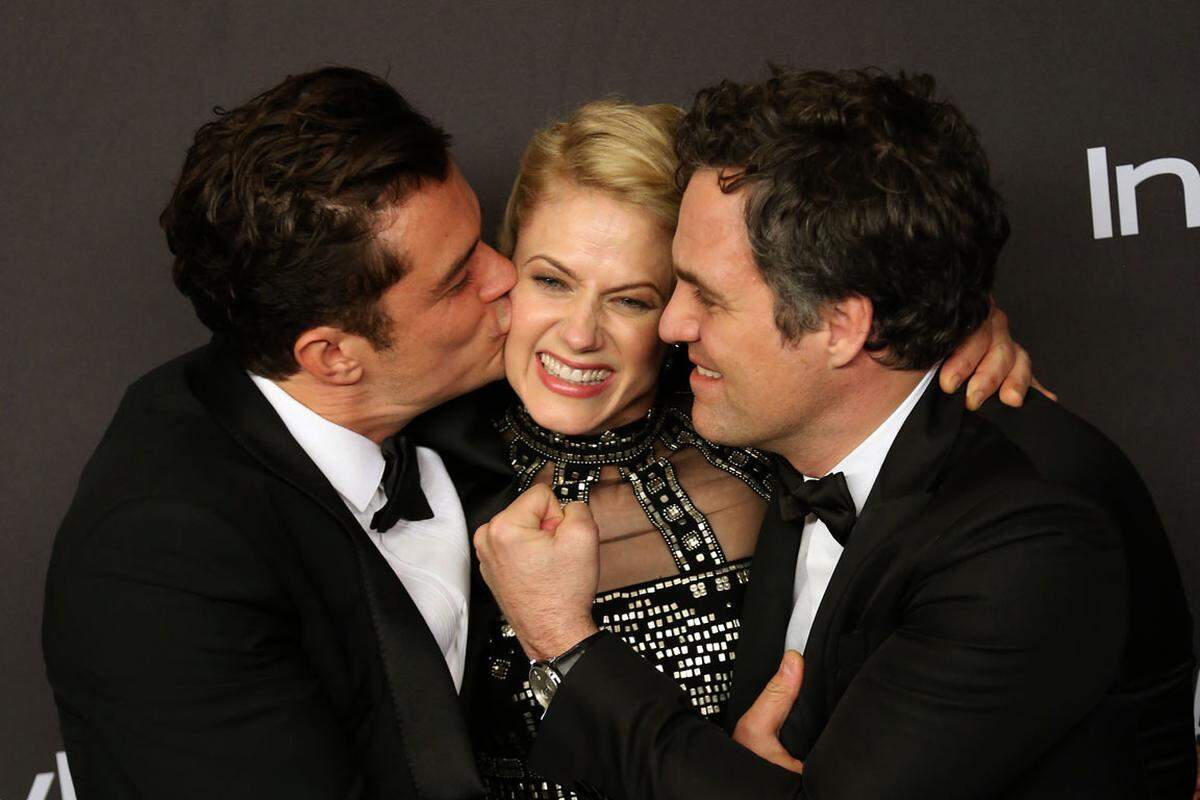 Eine Form der herzlichen Begrüßung ist der Wangenkuss, üblich ist er unter Freunden. Hier im Bild: Orlando Bloom, Sunrise Coigney und Mark Ruffalo