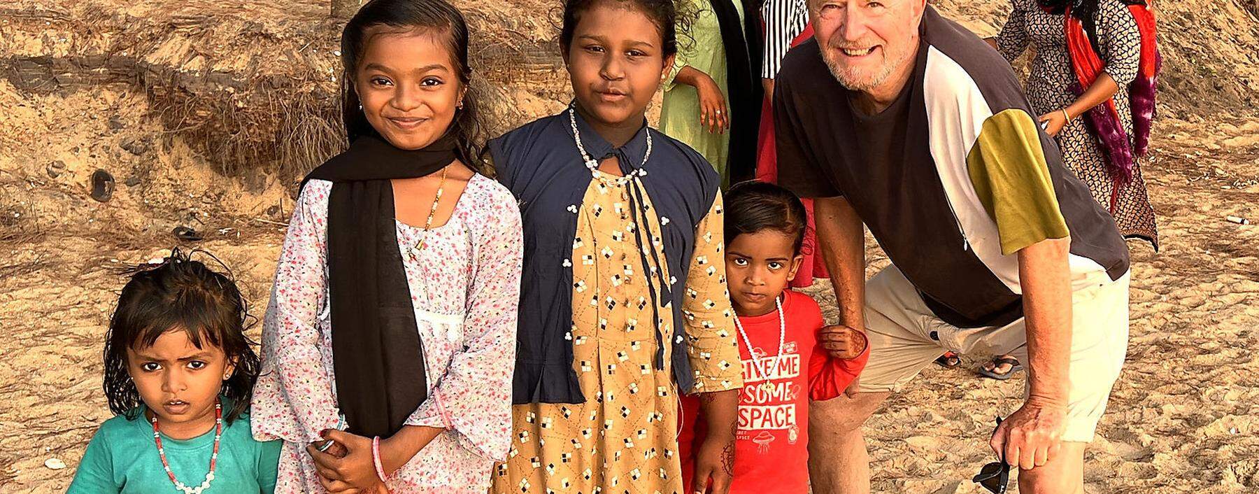 Folke Tegetthoff (rechts) mit Kindern in Indien