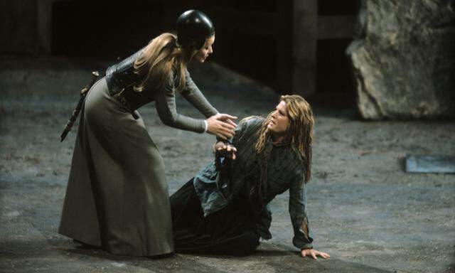 Gwyneth Jones als Brünnhilde und Jeannine Altmeyer als Sieglinde bei Chéreau, 1980.