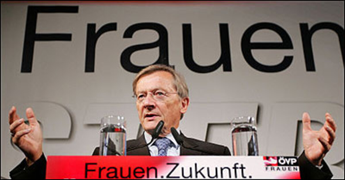 "Wäre ich ein Linker, würde die ganze Emanzentruppe vor mir flach liegen."  Bundeskanzler Wolfgang Schüssel lobt den hohen Frauenanteil der Regierung.