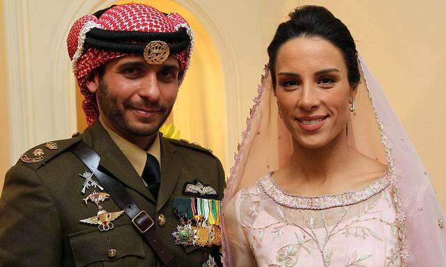Archivbild aus dem Jahr 2012 von Prinz Hamza, dem Halbbruder des Königs, mit seiner Frau, Prinzessin Basma Otoum.