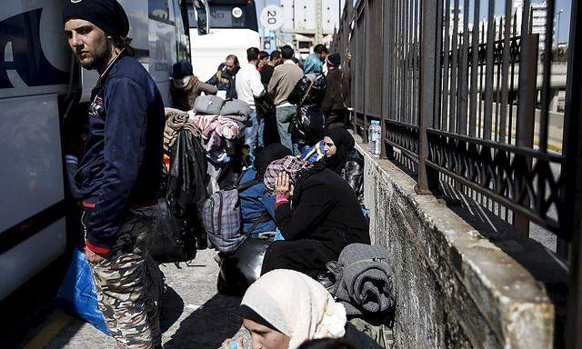In Piräus versuchen die meisten Flüchtlinge in einen der Busse in Richtung mazedonischer Grenze zu kommen.