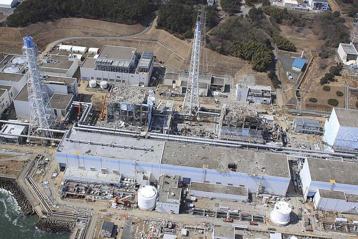 Am 24. Mai gibt der Kraftwerkbetreiber Tepco erstmals zu, dass in den drei aktiven Reaktoren schon kurz nach dem Beben eine Kernschmelze eingesetzt hat.