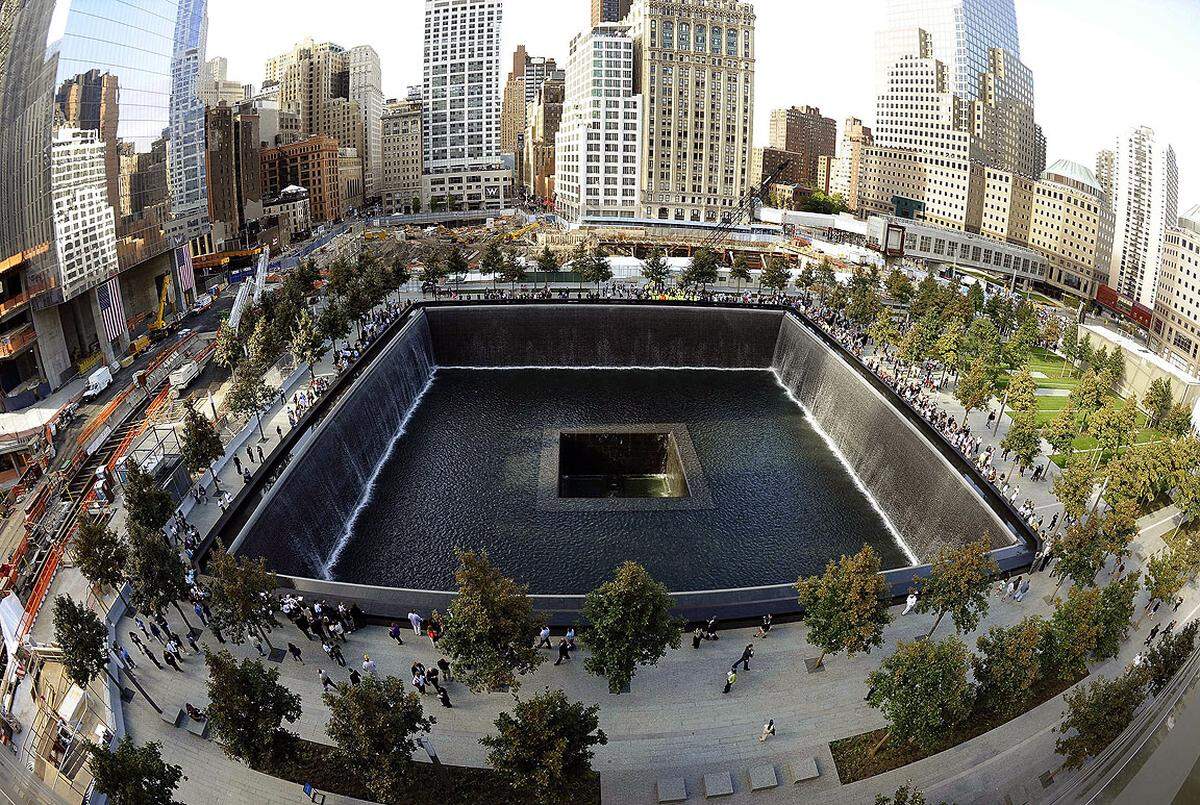 Im Schatten des neu entstehenden gewaltigen Büroturms "1 WTC" wurde ein Gedenkpark eröffnet. Kern sind zwei quadratische Becken mit 60 Metern Kantenlänge an den Stellen, an denen die Zwillingstürme standen.